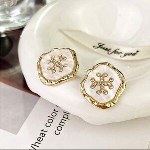 Stud Earrings With Rhinestones